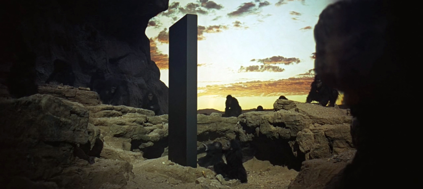 En sentido estricto, un monolito es un bloque de piedra de gran tamaño. Uno de los más famosos aparece en la película Odisea en el Espacio (2001), de Stanley Kubrick.